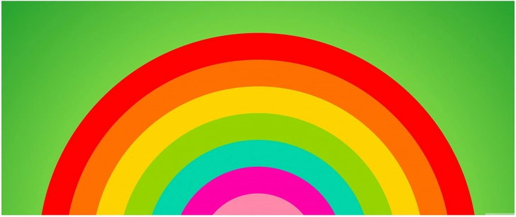 bunter regenbogen auf gruenem hintergrund