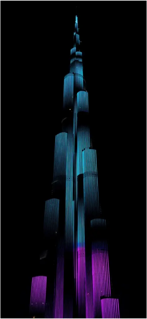 burj khalifa in bunten lichtern bei nacht