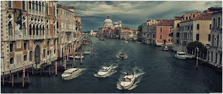 canal grande in venedig mit booten und architektur