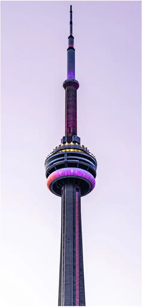 cn tower in toronto beleuchtet im daemmerlicht
