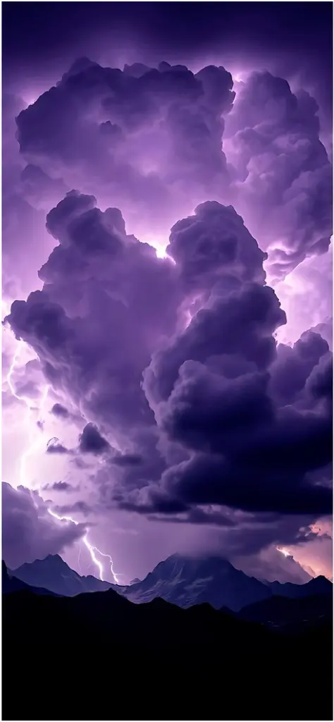 dramatische wolkenformation mit blitzen in lila