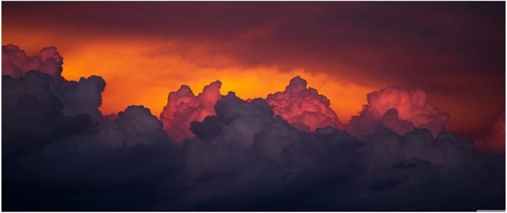 dramatische wolkenformationen im sonnenuntergang