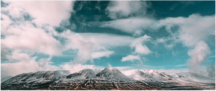 eindrucksvolle frostige berglanschaft unter klarem himmel