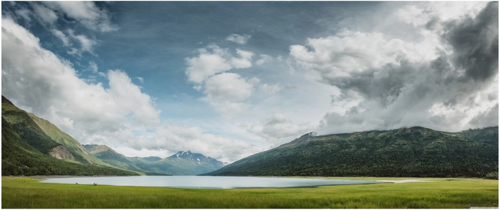 eindrucksvolle landschaft mit see und bergen in alaska