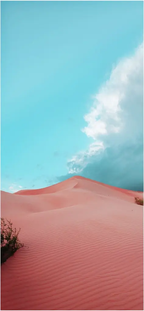 eindrucksvolle wuestenlandschaft mit roten sandduenen und blauem himmel