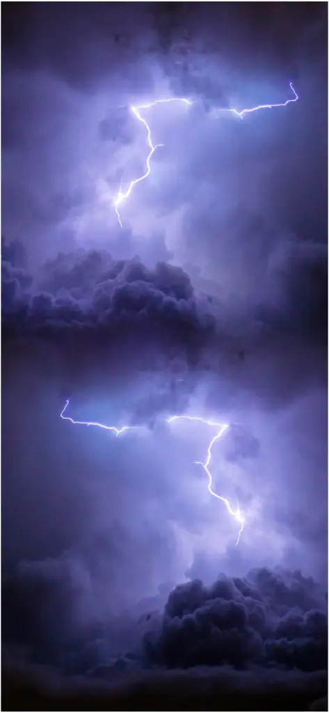 eindrucksvoller blitz ueber lila wolken