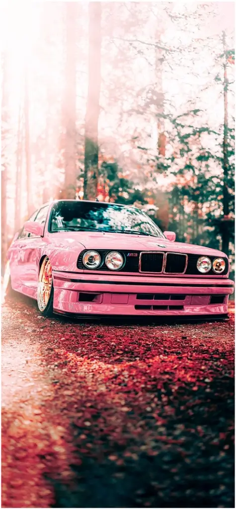 eindrucksvoller pinker bmw in waldlandschaft