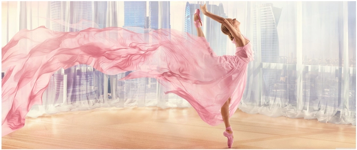 elegante balletttaenzerin in rosa vor stadtansicht