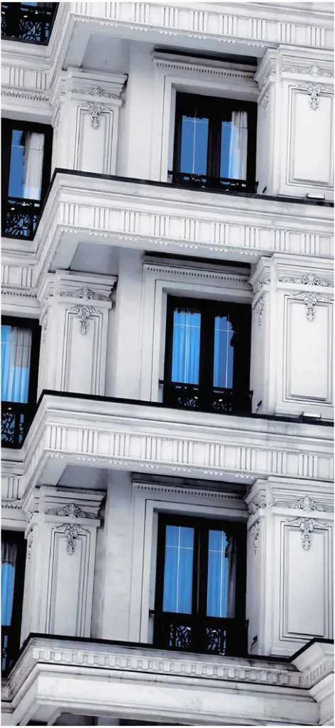 elegante fassade eines historischen gebaeudes mit blauen fenstern