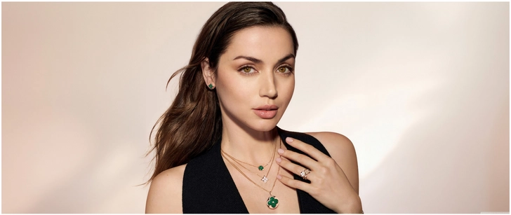 elegante frau mit gruenem schmuck und akzenten