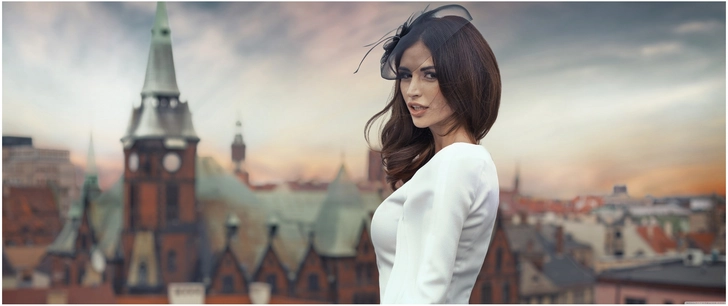 elegante frau vor stadtlandschaft mit dramatischem himmel
