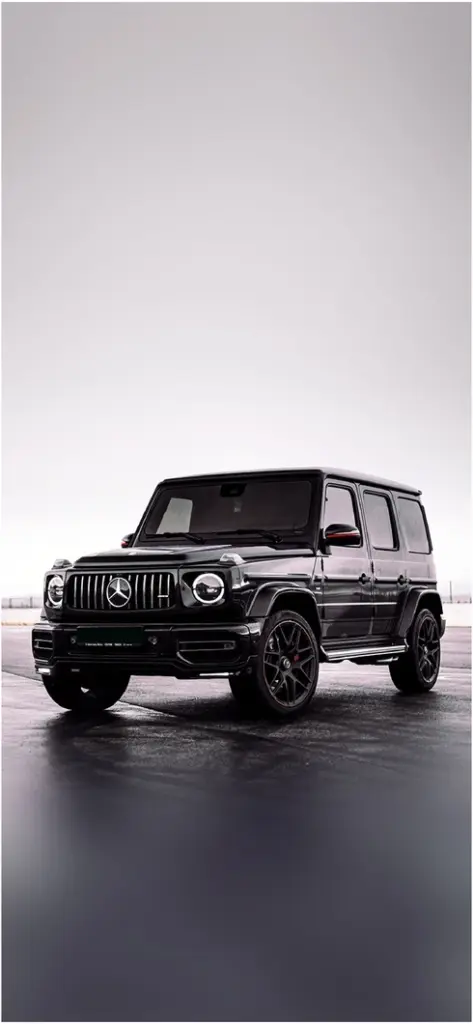 elegante schwarze mercedes g klasse in urbaner umgebung