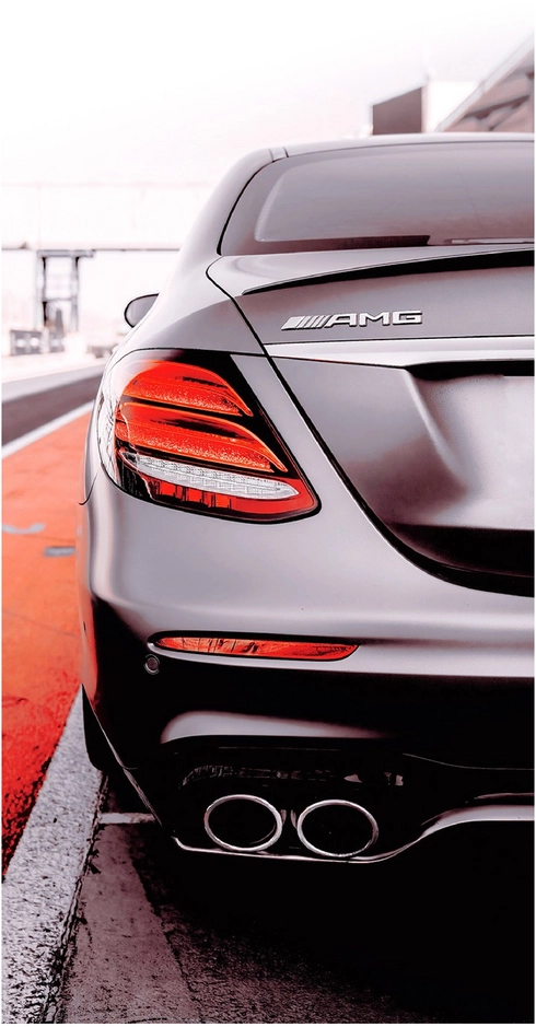 eleganter mercedes amg auf der rennstrecke