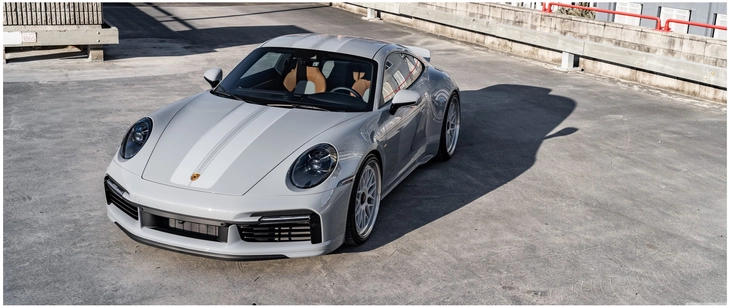 eleganter porsche auf einem dachparkplatz