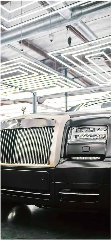 eleganter rolls royce phantom in modernem neon ambiente
