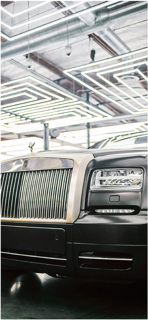 eleganter-rolls-royce-phantom-in-modernem-neon-ambiente