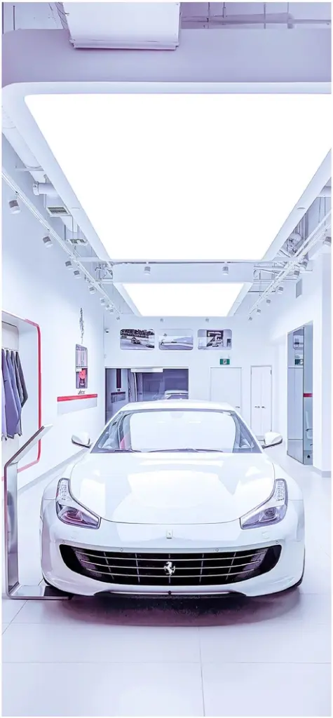 eleganter showroom mit weissem ferrari in moderner architektur