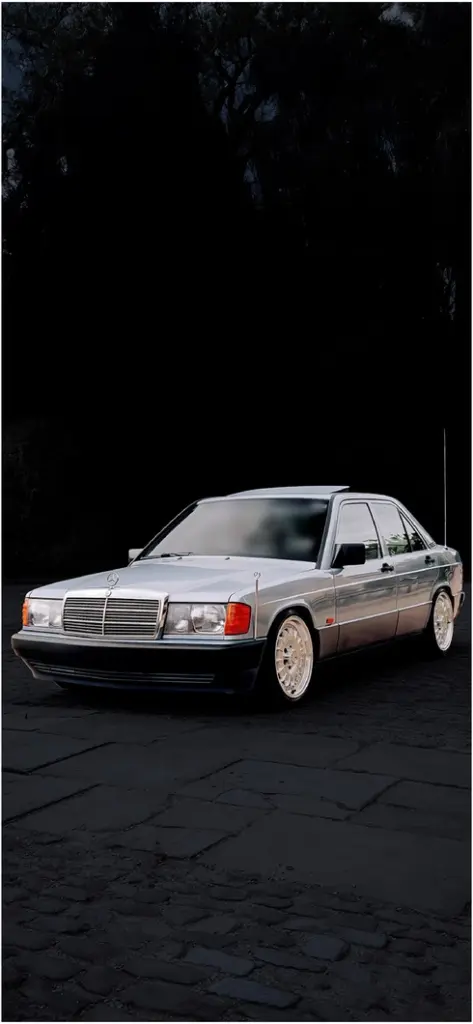 eleganter silberner mercedes e klasse in dunkler umgebung