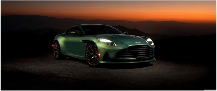 eleganter sportwagen bei sonnenuntergang