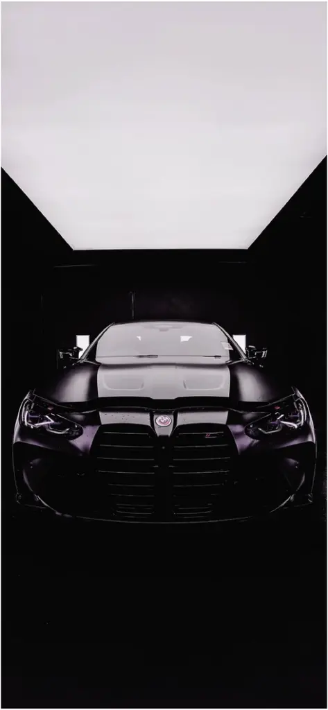 elegantes auto in dunklem raum mit modernem lichtdesign
