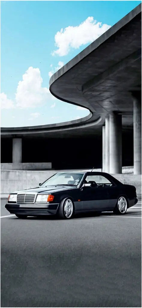 elegantes mercedes coupe vor moderner architektur