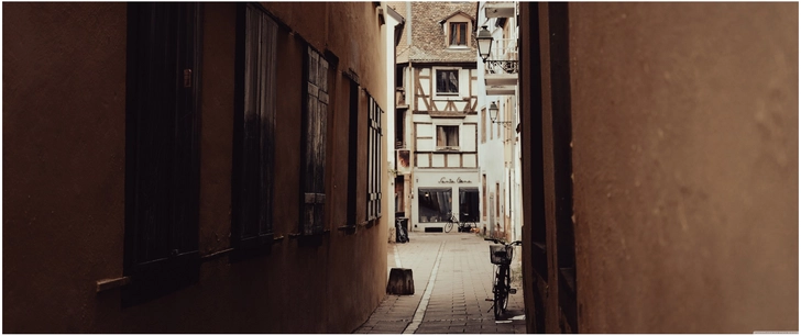 engpass in historischer stadt mit fachwerkhaeusern