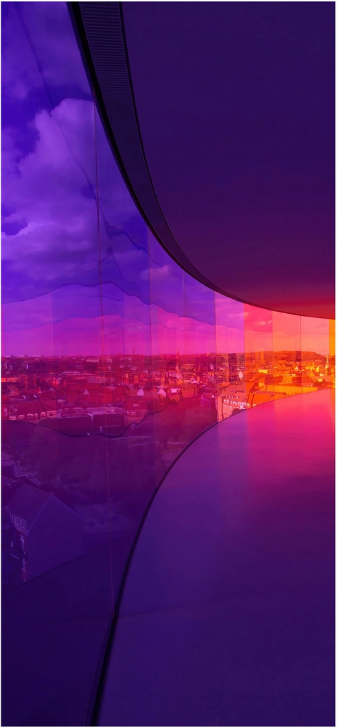 fascinierende-architektur-mit-lila-und-orange-reflexionen