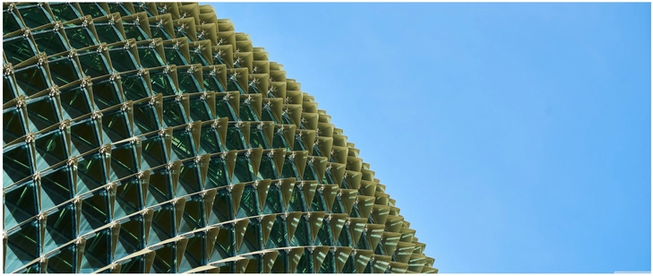faszinierende architektur mit geometrischen formen und klaren himmel