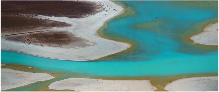 faszinierendes wasser und uferdesign in blau und gruen