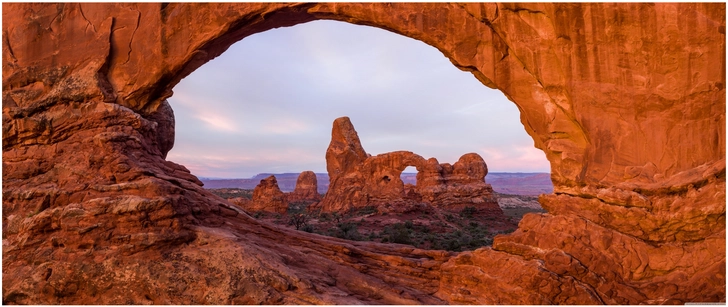 felsformationen im arches nationalpark bei sonnenuntergang