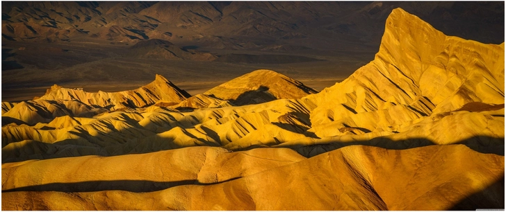 felslandschaft am zabriskie point in goldenen toenen