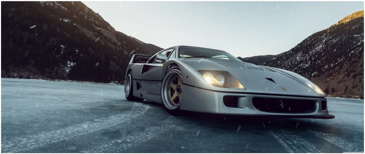 ferrari f40 auf eis in berglandschaft