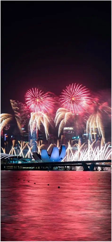 feuerwerk ueber moderner stadtlandschaft bei nacht