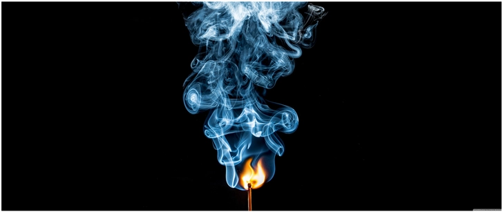 flammendes zuendholz mit blauen rauchschwaden