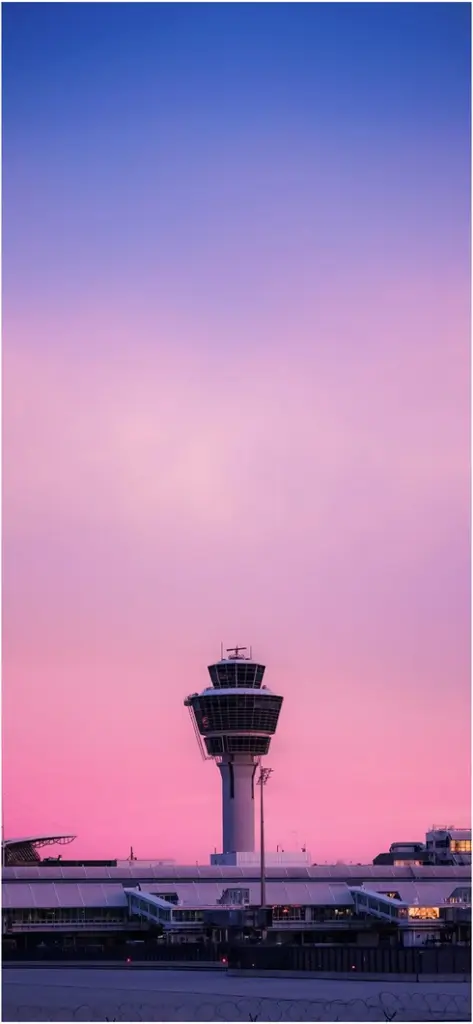 flughafentower bei sonnenuntergang mit urbaner architektur