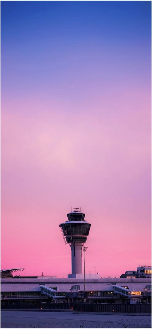 flughafentower-bei-sonnenuntergang-mit-urbaner-architektur