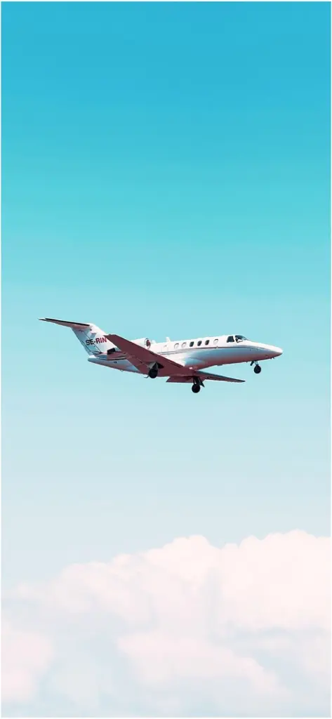 flugzeug ueber wolken im blauen himmel