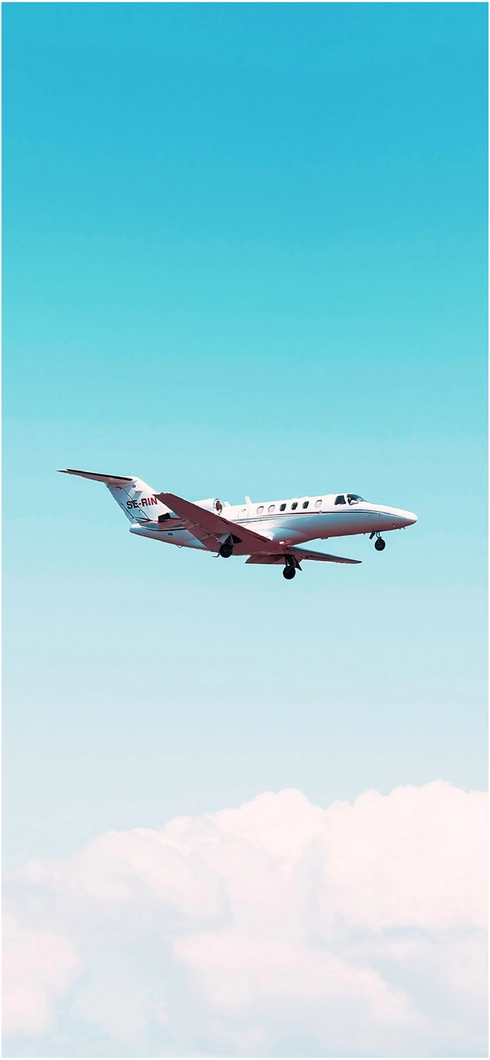 flugzeug-ueber-wolken-im-blauen-himmel