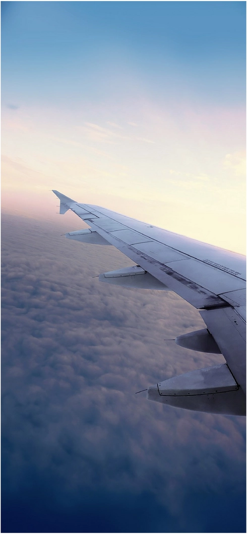 flugzeugfluegel-ueber-wolken-im-sanften-himmel