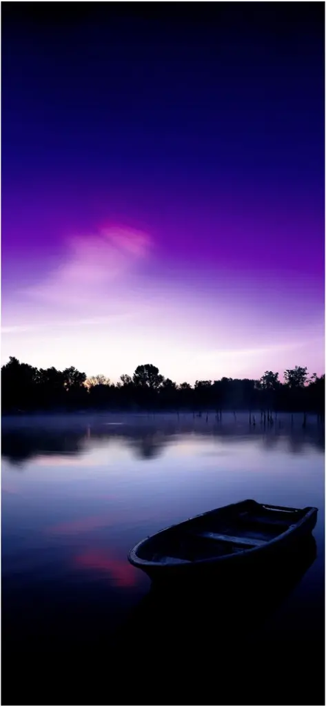 friedliche wasserlandschaft mit boot und lila himmel