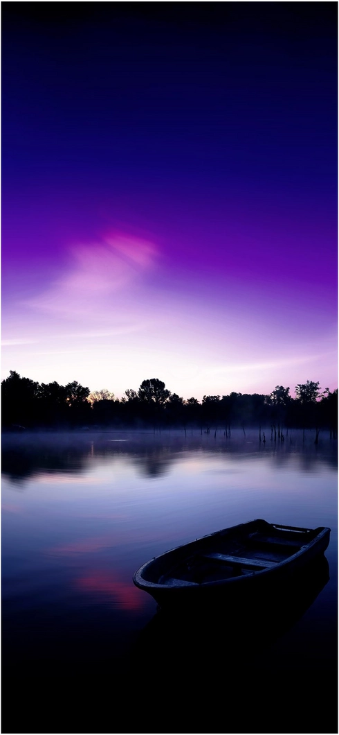 friedliche-wasserlandschaft-mit-boot-und-lila-himmel