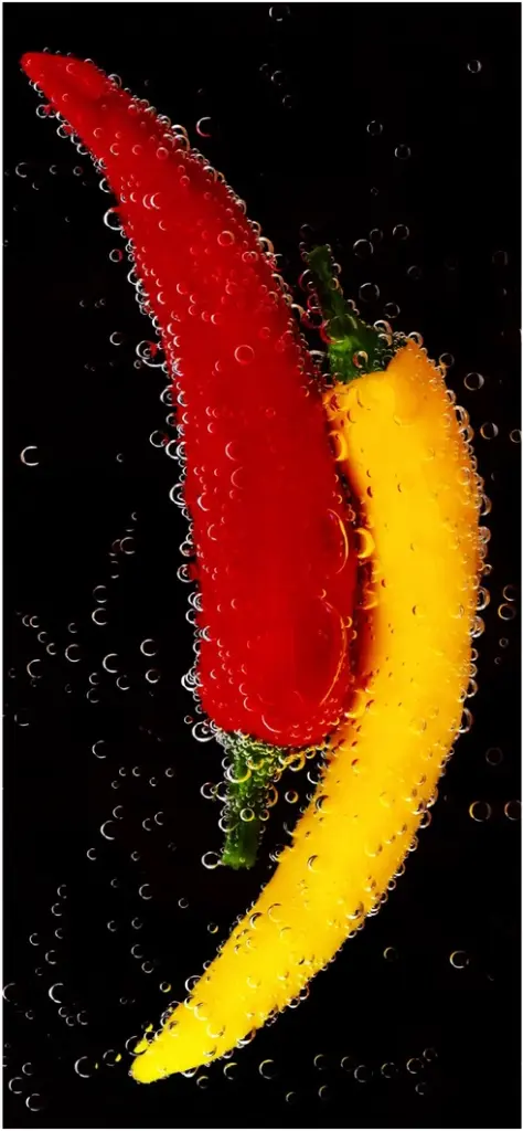frische paprika in blasen auf dunklem hintergrund
