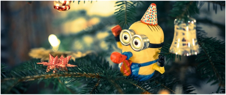 froehliche minion figur auf weihnachtsbaum