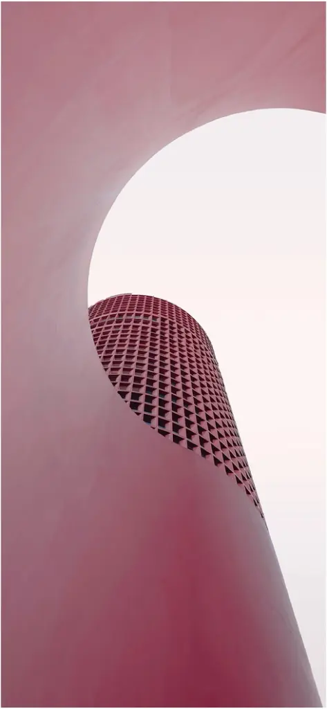 futuristische architektur mit pinkfarbenen elementen