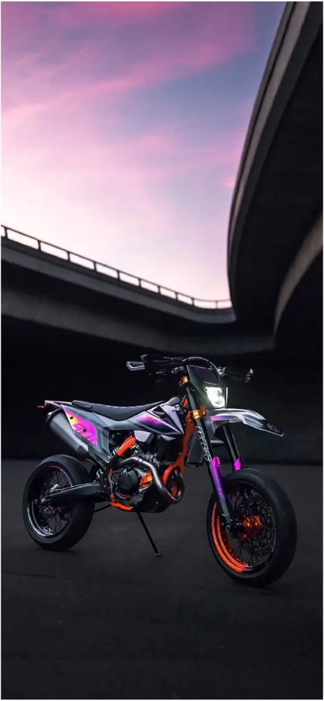 futuristisches motorrad auf urbanem asphalt