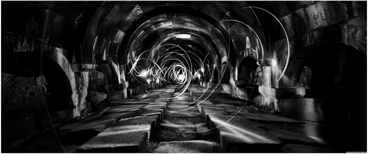 geheimnisvoller tunnel mit lichtspiel in schwarzweiss