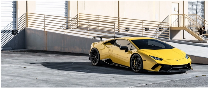gelber lamborghini sportwagen in moderner umgebung