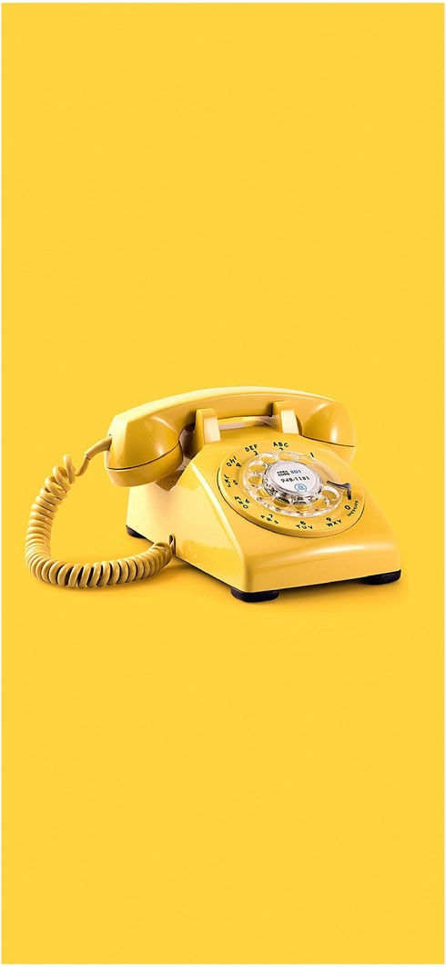 gelbes-retro-telefon-einfarbiger-hintergrund