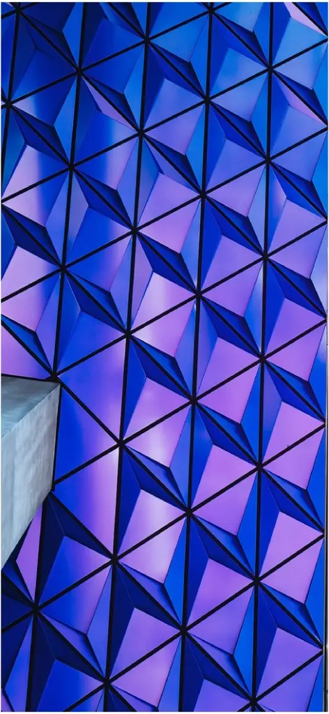 geometrische architektur in blau und lila