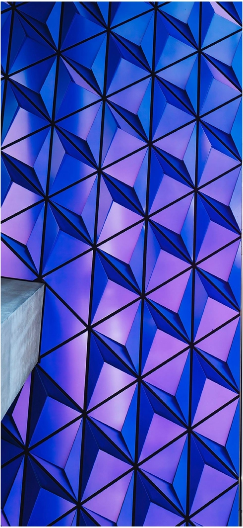geometrische-architektur-in-blau-und-lila